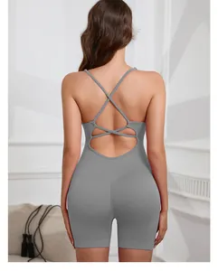 Détail de la combinaison de yoga grise montrant le design croisé du dos pour une coupe ajustée