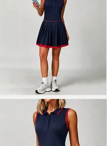 Vues détaillées d'une robe de tennis plissée bleu marine avec col polo contrasté rouge