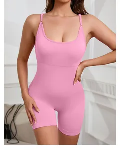 Vue de face du body de yoga rose avec coussinets amovibles et coupe ajustée sculptante