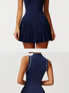 Vue détaillée du bas plissé et du design du dos d'une robe de tennis bleu marine