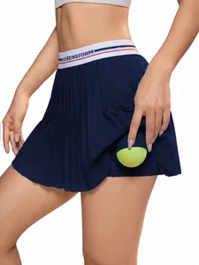 Detailansicht eines blauen Tennisrocks mit integrierter Balltasche und Logo am Bund