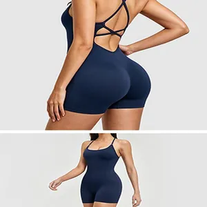 Détail de la combinaison de yoga bleu marine avec dos nu et bretelles croisées fines