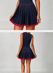 Vue détaillée de face et de dos d'une robe de tennis plissée marine avec bordure rouge