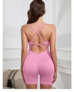 Vue arrière détaillée d'une combinaison de yoga rose avec un design dos croisé