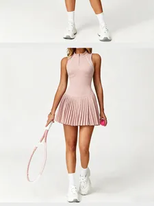 Vue détaillée d'une robe de tennis rose plissée avec col montant et fermeture éclair