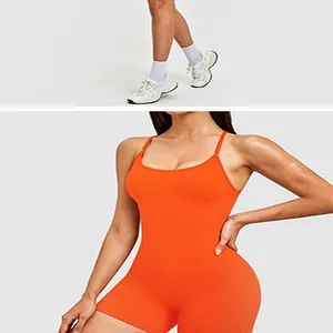 Détail de la combinaison de yoga orange avec fines bretelles et col carré pour fitness