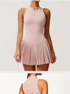 Vue détaillée d'une robe de tennis rose avec un col montant et sa jupe plissée