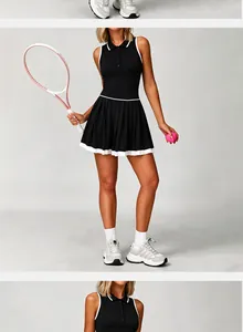 Vue complète de la robe de tennis noire sans manches avec ourlet plissé blanc et accessoires