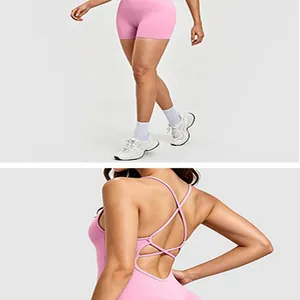Vue arrière détaillée d'un body de yoga rose avec bretelles croisées et dos ouvert élégant