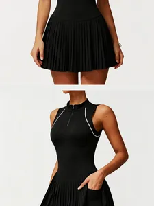 Gros plan d'une robe de tennis noire sans manches avec jupe plissée et col zippé chic.