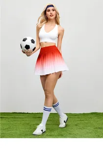 Vollansicht eines Models in einem rot verlaufenden Tennis-Faltenrock mit Fußball