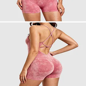 Dos d'une combinaison de yoga rose tie-dye avec bretelles croisées et effet push-up