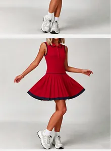 Robe de tennis sans manches rouge avec col polo contrasté et détail de jupe plissée