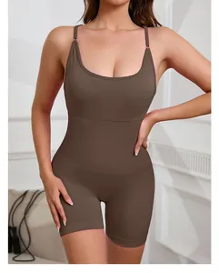 Vue détaillée d'un body de yoga marron une pièce avec bretelles réglables et col arrondi.