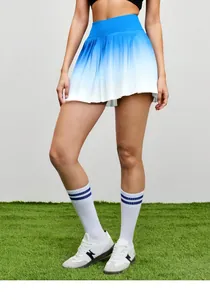Detailansicht eines blauen Sportrocks mit Falten und Farbverlauf auf grünem Kunstrasen