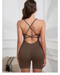 Vue arrière détaillée d'un body de yoga marron avec bretelles croisées et dos nu