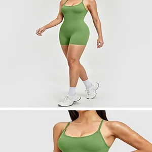 Vue détaillée d'un body de yoga vert avec encolure carrée et coussinets amovibles.