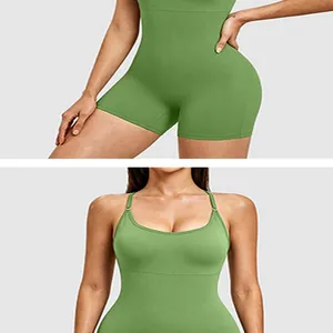 Vue détaillée d'un body de yoga vert montrant les bretelles de soutien et la coupe