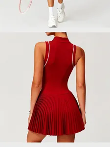 Vue arrière détaillée d'une robe de tennis rouge à col montant avec jupe plissée en A