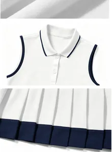 Détail d'une robe de tennis blanche montrant le col polo et l'ourlet plissé marine