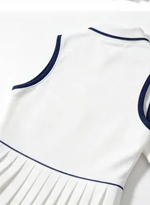 Vue détaillée d'une robe de tennis blanche avec liseré bleu marine et jupe plissée