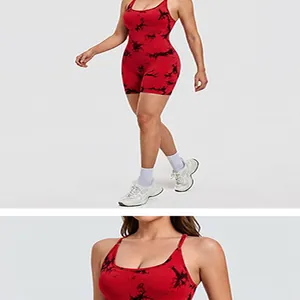 Gros plan d'une combinaison de yoga tie-dye rouge avec fines bretelles et rembourrage