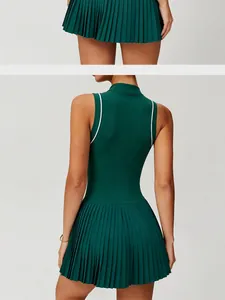 Vue arrière d'une robe de tennis vert foncé avec détail de jupe plissée élégante
