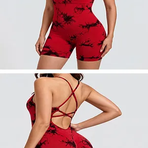 Vue détaillée de la combinaison de yoga rouge tie-dye avec bretelles croisées au dos.