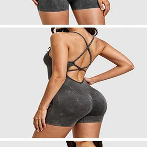Vue arrière d'un body de yoga gris délavé dos nu avec des bretelles croisées