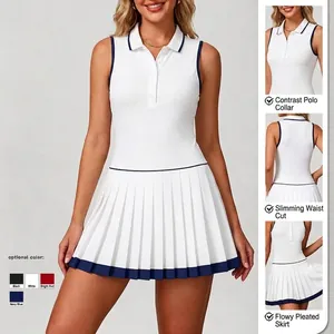 Robe de tennis blanche sans manches avec col polo contrasté bleu marine et jupe plissée
