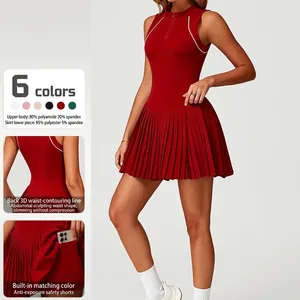 Robe de tennis rouge professionnelle à col montant, jupe plissée et short de sécurité.