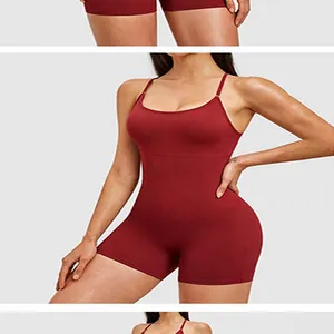 Gros plan d'une combinaison de yoga rouge vin portée par un mannequin de fitness sur fond