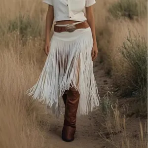 Outdoor-Detailansicht eines weißen Vintage-Fransenrocks aus Wildlederimitat für Damen