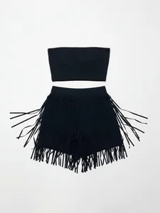Ensemble deux pièces noir à franges de style western avec haut bandeau et short à glands