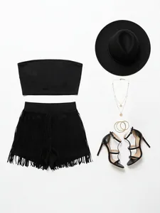 Ensemble bohème élégant noir avec haut bustier à franges et short style western pour femme