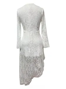 Rückansicht eines weißen Vintage-Spitzenkleides mit asymmetrischem Saum und langen Ärmeln