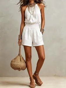 Look bohemio de verano con un mono sin mangas de lino blanco y accesorios tejidos