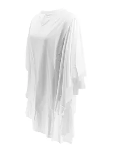Détail des élégantes manches chauve-souris plissées blanches de cette robe ample grande taille
