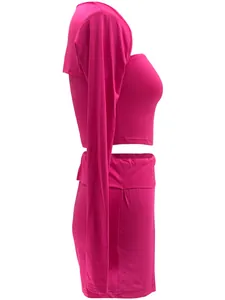 Zijaanzicht van een stijlvolle magenta 4-delige damesset met top met lange mouwen en rok