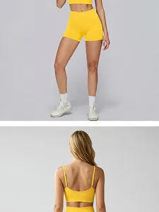 Vue détaillée d'un ensemble de yoga jaune sans couture avec brassière et son short.