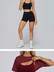 Détail d'un soutien-gorge de sport bordeaux sous un t-shirt de yoga assorti.