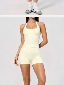 Vue détaillée d'un ensemble de yoga dos nu jaune clair sans couture avec haut et short.