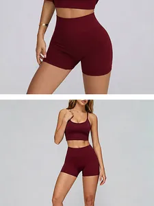Vue détaillée d'un ensemble de yoga sans couture bordeaux avec brassière et short