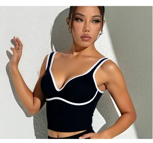Detailopname van een zwarte yoga tanktop met witte bies en een slanke sportieve pasvorm.
