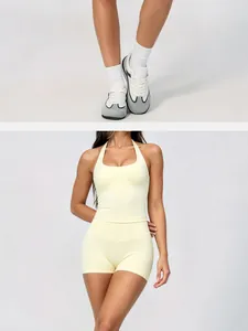Détail d'un ensemble de yoga dos nu jaune pâle sans couture et short de sport haut