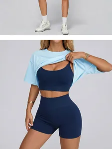 Détail d'un ensemble de yoga sans couture avec brassière, short bleu marine et t-shirt bleu.