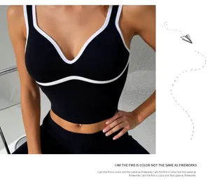 Detailopname van zwarte geribbelde yoga tanktop met wit contrasterend biesontwerp