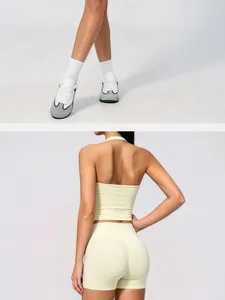 Vue arrière détaillée d'un haut de yoga licou sans couture et d'un short de sport