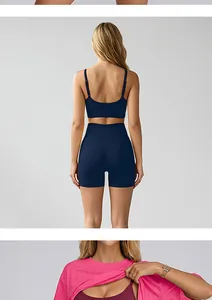 Vue arrière d'un ensemble de yoga bleu marine sans couture et détails du haut rose.