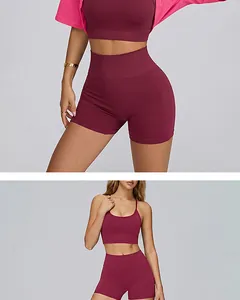 Vue détaillée de l'ensemble de yoga sans couture bordeaux avec short à taille haute